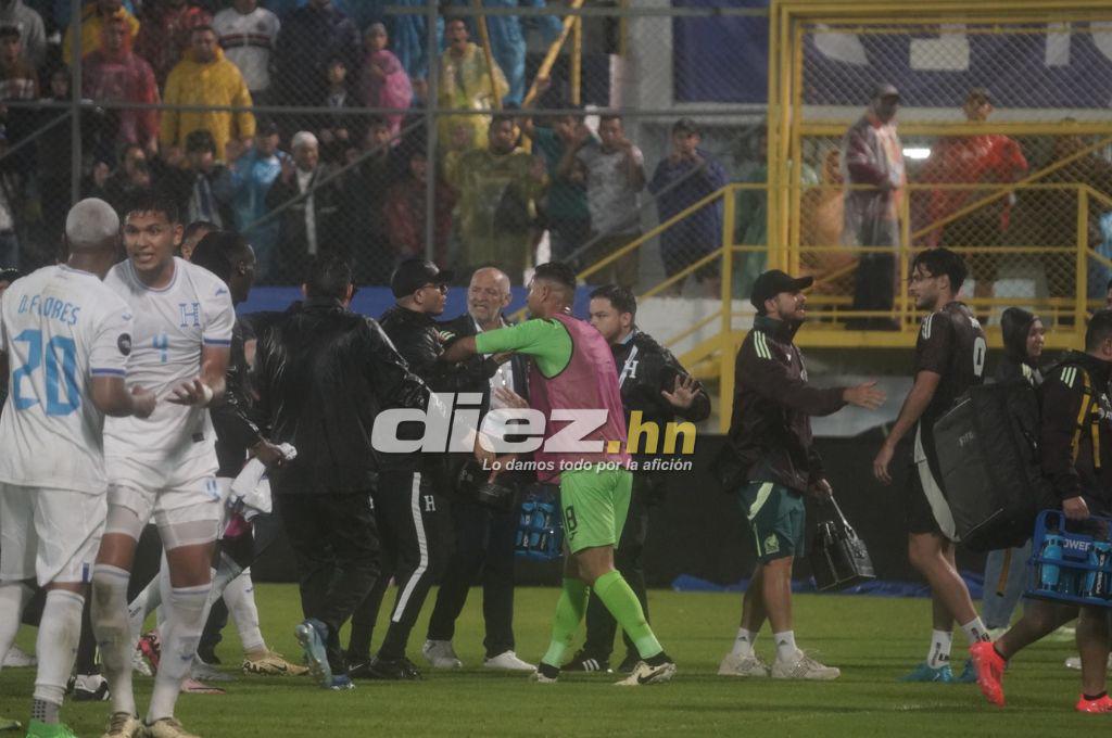 Bronca entre jugadores, el festejo de Honduras tras vencer a México y el feo gesto de Javier Aguirre, quien sufrió un corte en la cabeza