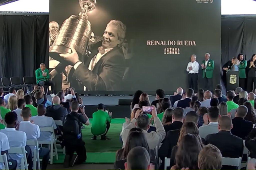 Reinaldo Rueda es sorprendido con tremendo homenaje junto a otras leyendas del Atlético Nacional de Colombia