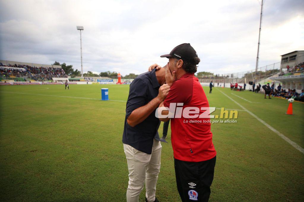 Fotos: La “Tota” Medina fue a encarar al árbitro, aficionados lanzan de todo y ¿dónde terminó viendo el juego el DT de Motagua?