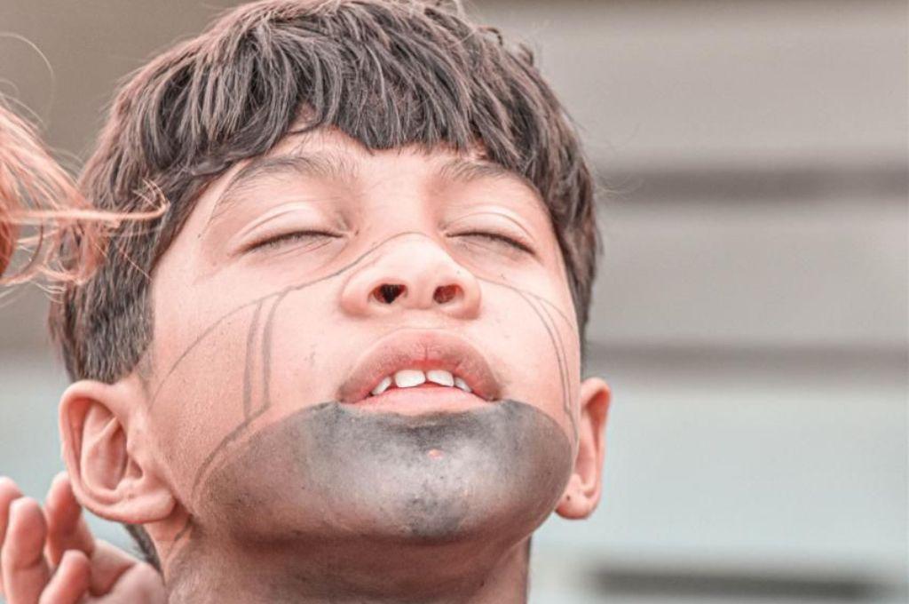 A sus 10 años se 'tatuó' todo su cuerpo: la razón por la que joven futbolista se vuelve viral en las redes: Son voces ancestrales...