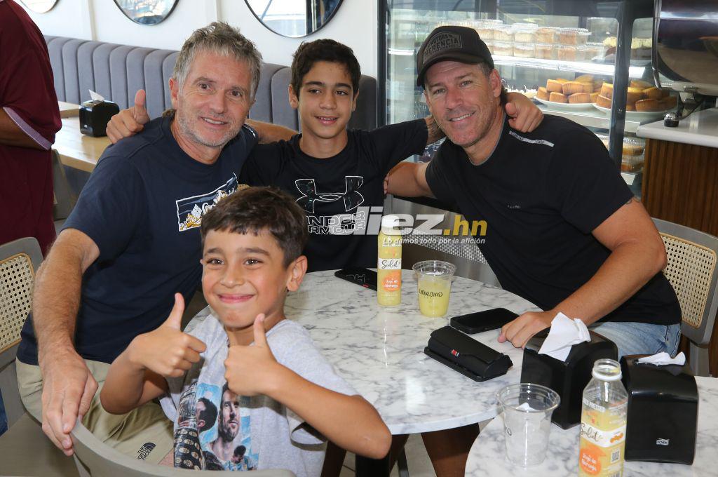 ¡Celebración de Campeón! Pedro Troglio y jugadores del Olimpia disfrutaron tras la conquista de la Copa invicta de Apertura