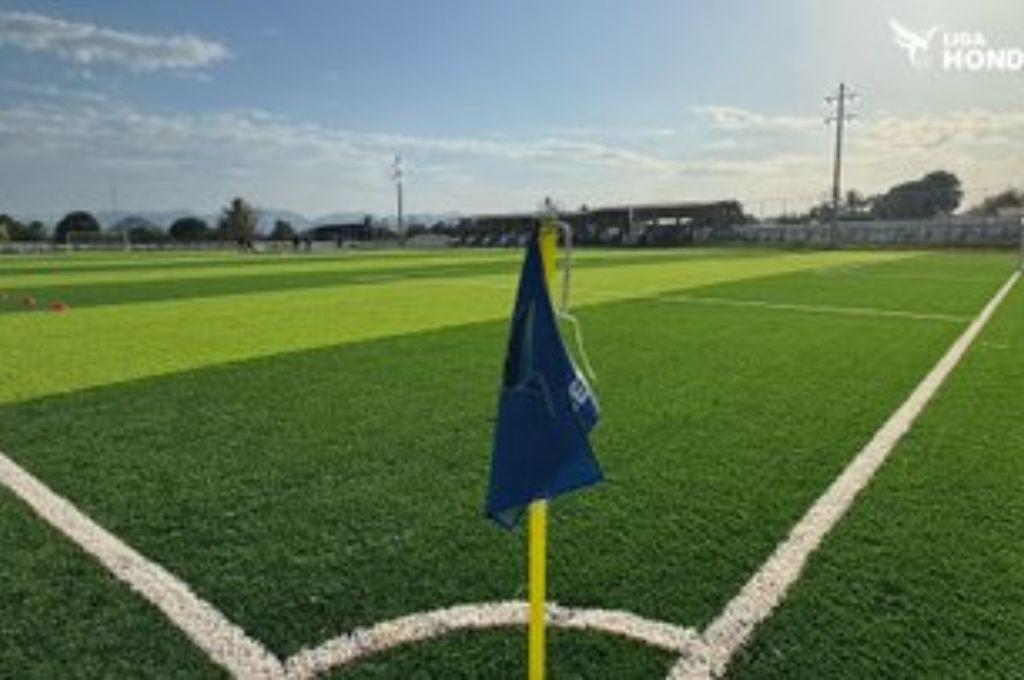 El pésimo engramado que llega hasta las rodillas, el enojo de Héctor Vargas con camarógrafos y cuándo se jugará el Juticalpa-Victoria