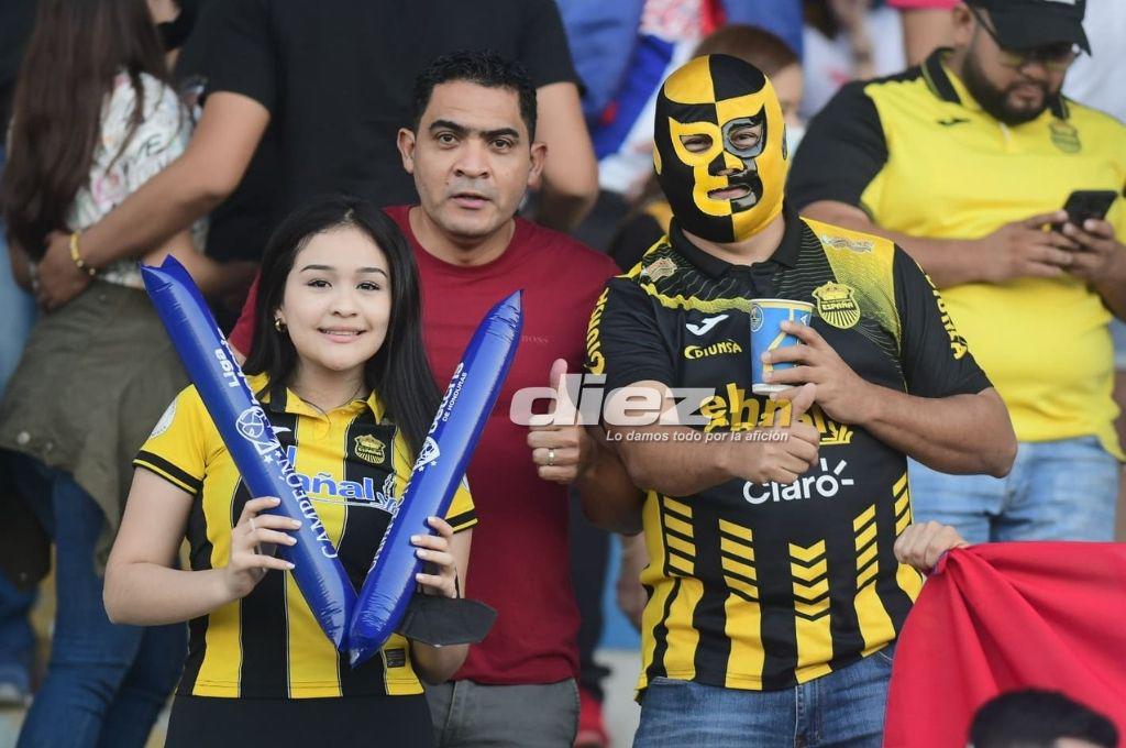 El ambiente en el interior del estadio Morazán: Pintado de amarillo y negro, pero también de blanco