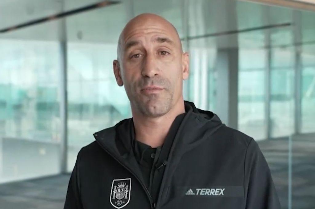 Luis Rubiales cometió “agresión sexual” en festejos de España: el beso con una jugadora y su polémica celebración a la par de la reina