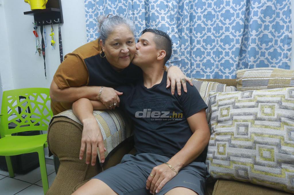 Iris Liliana Leiva es Olimpia de corazón, pero también quiere mucho al Real España por como trató a su hijo Gerson.