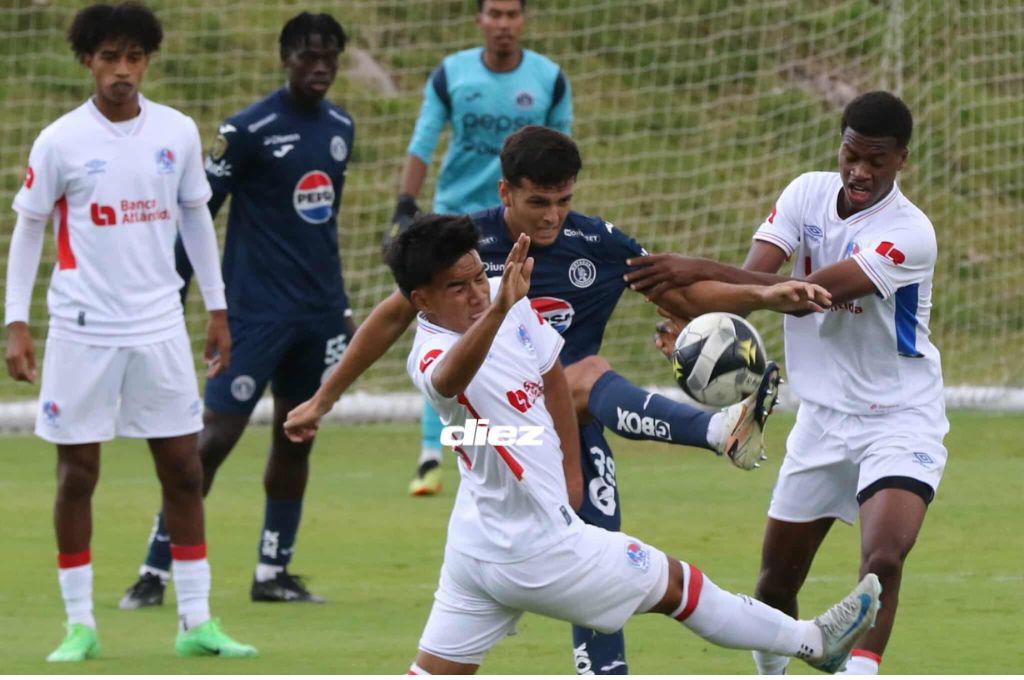 Olimpia doblega a Motagua, futbolista llega resguardado y la bella chica que engalanó el clásico