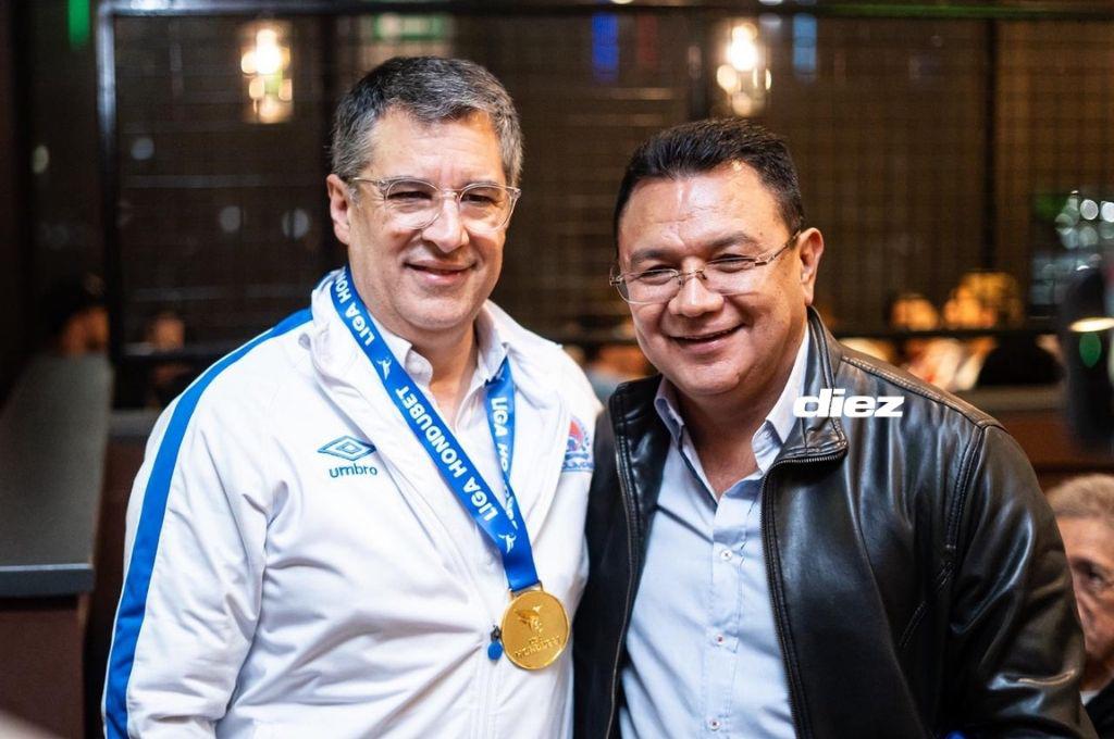 ¡Abrazo de campeón y la figura presente! Así fue la celebración íntima de la directiva y jugadores tras la conquista de la copa 40