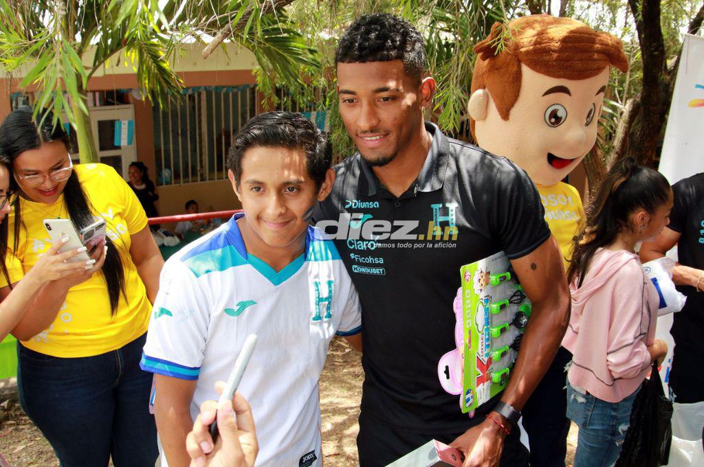 Muchas risas y abrazos: Los jugadores de la Selección de Honduras compartieron con niños del Instituto Juana Leclerc