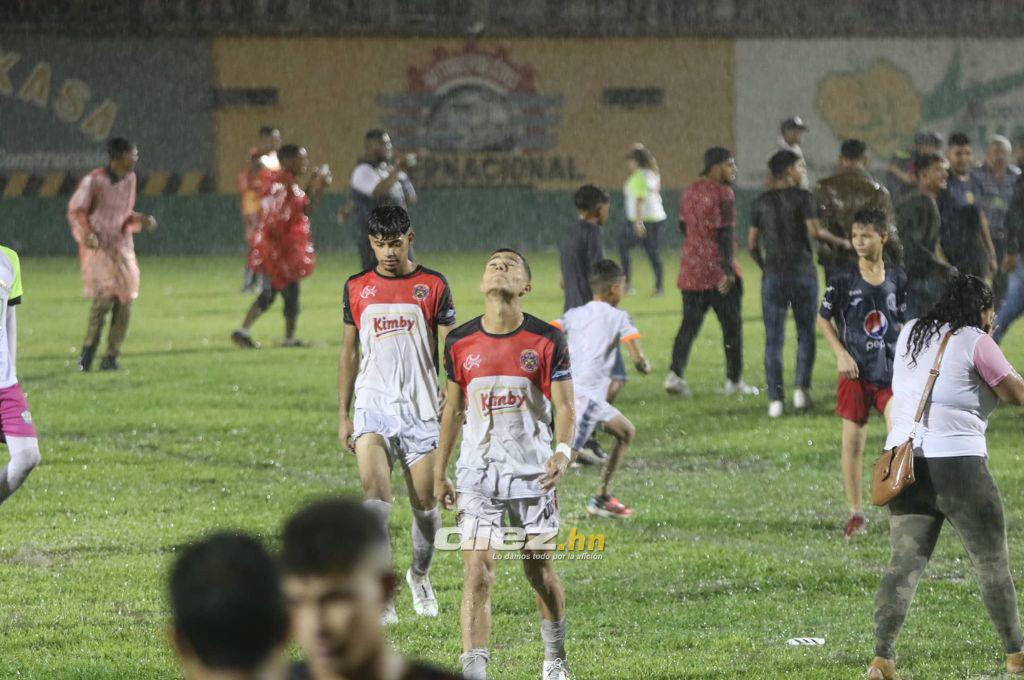 ¡Locura total! Invasión de aficionados y tristeza de Lone: Así celebró el ascenso a Liga Nacional el Olancho FC