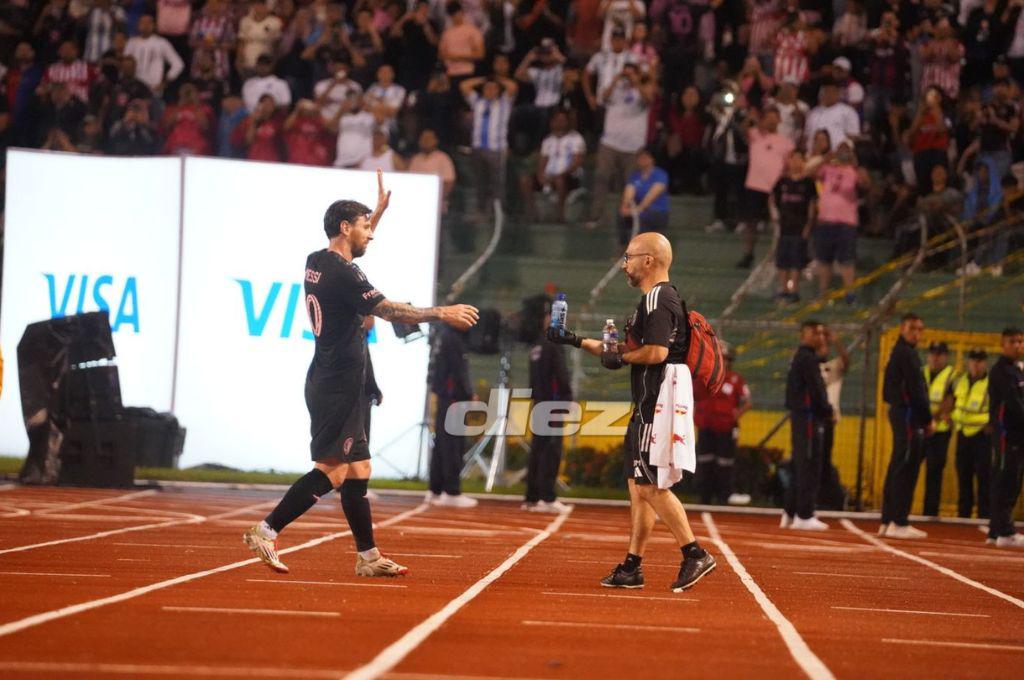 Messi anotó e hizo magia en el Olímpico: el gran gesto del argentino y los jugadores del Olimpia que ‘insistieron’ por su camisa
