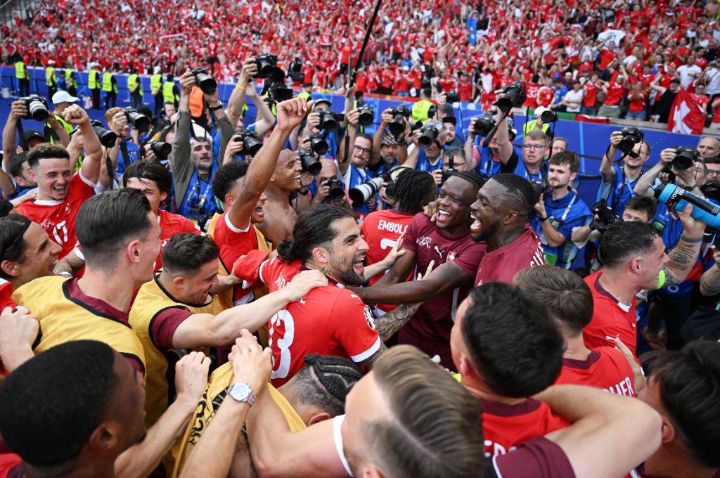 Desgarradoras imágenes de Italia, el último campeón de la Eurocopa, la decepción de Buffon y la fiesta de Suiza