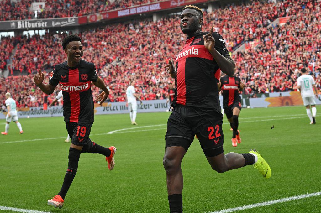 Fotos: Xabi Alonso se ‘hunde’ en el alcohol y la loca invasión de la afición del Bayer Leverkusen tras quedar campeones