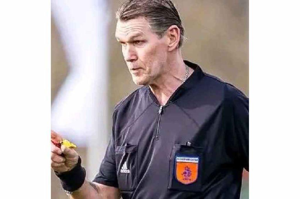 Hizo 4 expulsiones, añadió 15 minutos y celebró el título con el campeón: ¿Cuál fue el ‘premio’ que se llevó el árbitro?