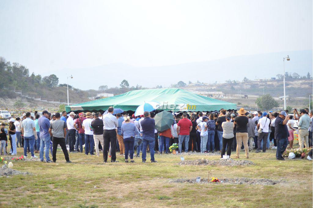 Desgarrador adiós: Rubén Matamoros llegó en silla de ruedas a enterrar a su hijo de 12 años y así recibió el respaldo