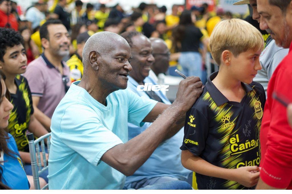 ¡Rodeado de sus leyendas! Real España presentó su nueva indumentaria y celebró a lo grande su aniversario con su afición