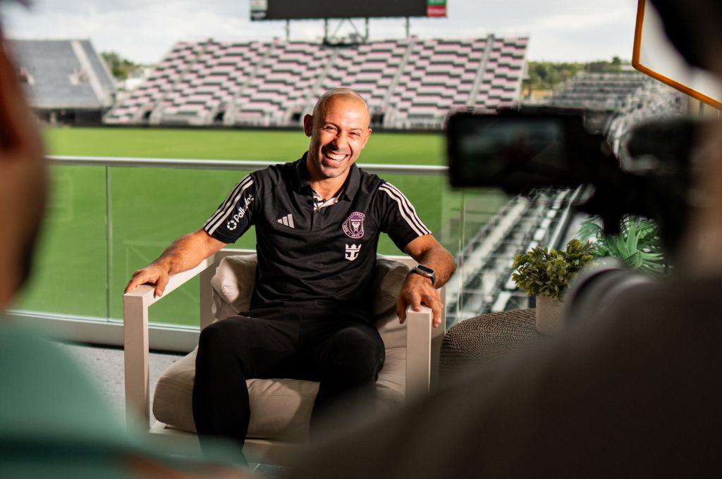 Mascherano llegó a Miami y fue recibido con tremendo abrazo; así le espera Messi y sus compañeros del Barcelona