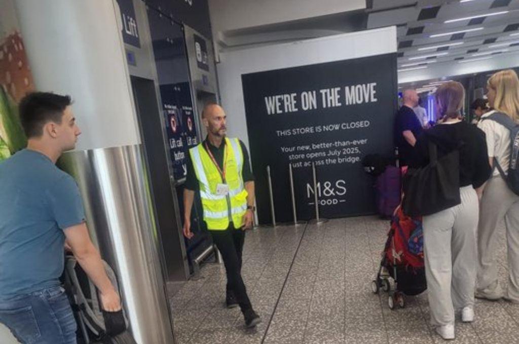 Renunció seguir dirigiendo en Inglaterra y ahora trabaja en un aeropuerto: la razón por la que tomó está decisión: Es un cambio radical