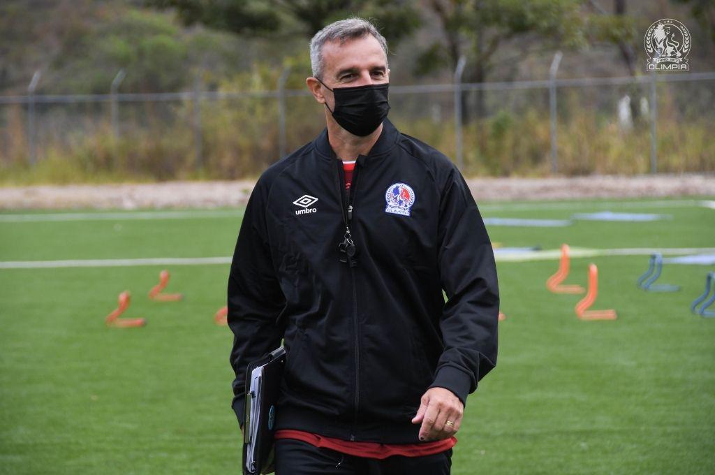 ¿Puede dirigir el argentino Pablo Lavallén al Olimpia en el estadio Morazán ante Marathón?