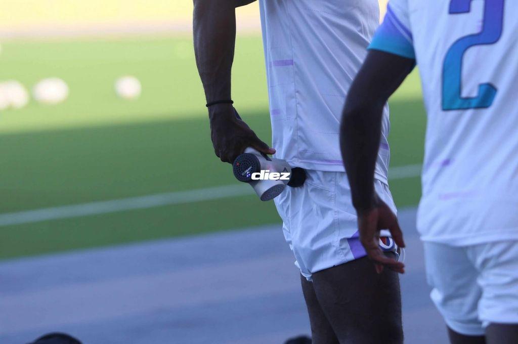 Engramillado, temperatura y rodeado de sus figuras: el entreno de Haití en el estadio Ergilio Hato de Curazao