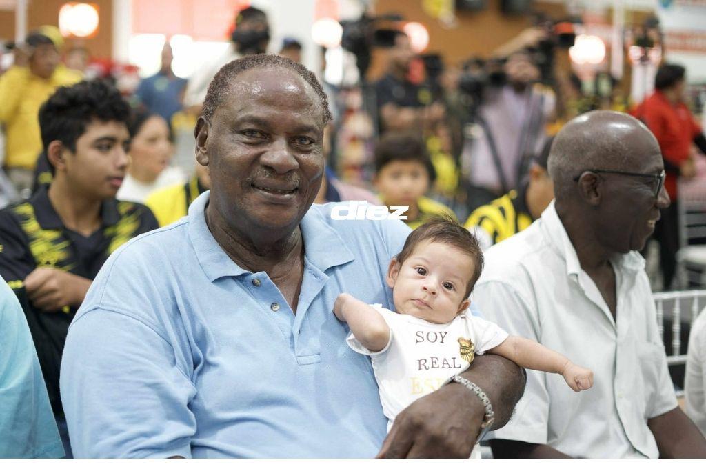 ¡Rodeado de sus leyendas! Real España presentó su nueva indumentaria y celebró a lo grande su aniversario con su afición