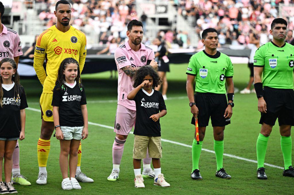 La nueva y épica celebración de Messi, el gran gesto de Leo con un niño, el fanático descalzo; y ¿con quién estuvo acompañada Antonella?