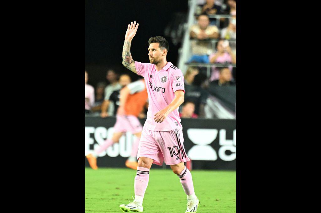 La nueva y épica celebración de Messi, el gran gesto de Leo con un niño, el fanático descalzo; y ¿con quién estuvo acompañada Antonella?