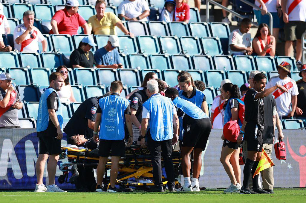 ¿Qué pasó con él? Fuertes imágenes del árbitro guatemalteco que se desplomó en el Perú-Canadá de la Copa América