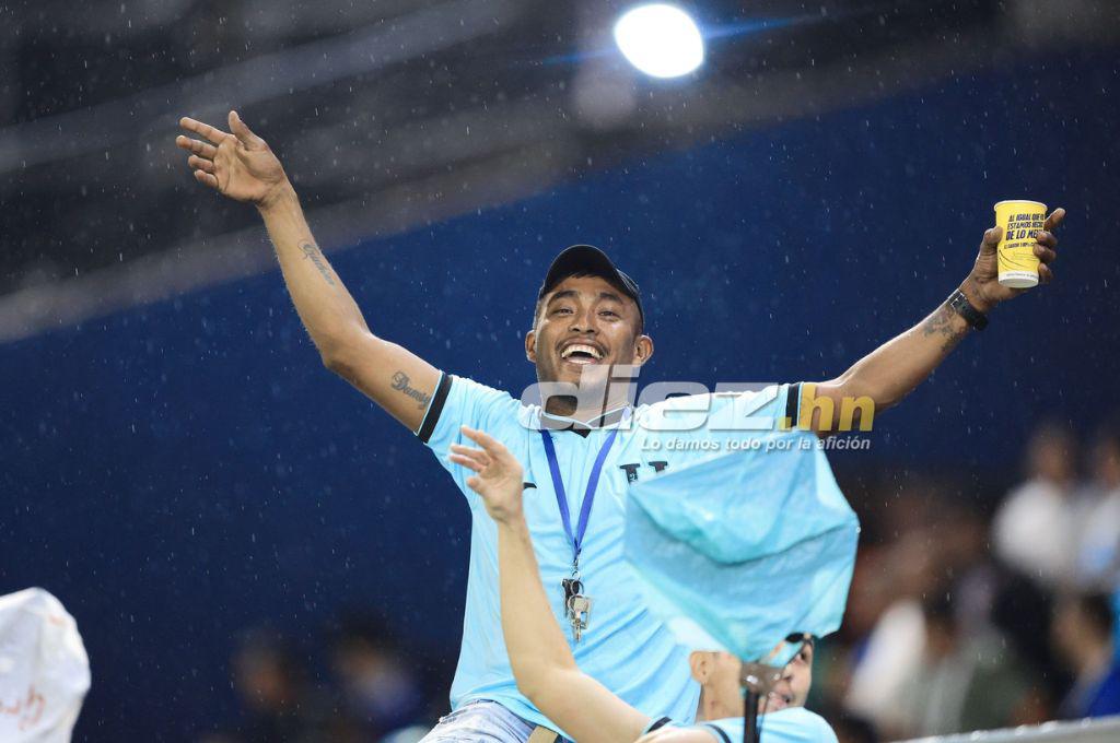 ¡Espectacular! Llenazo en el estadio Morazán por el Honduras-México pese a la lluvia y Rambo de León, presente