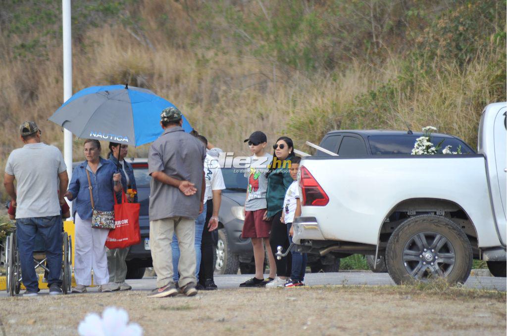 Desgarrador adiós: Rubén Matamoros llegó en silla de ruedas a enterrar a su hijo de 12 años y así recibió el respaldo