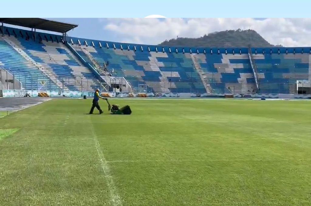 ¡Una mesa de billar! Así luce el estadio Nacional Chelato Uclés, su césped y gradería previo al inicio del Torneo Apertura
