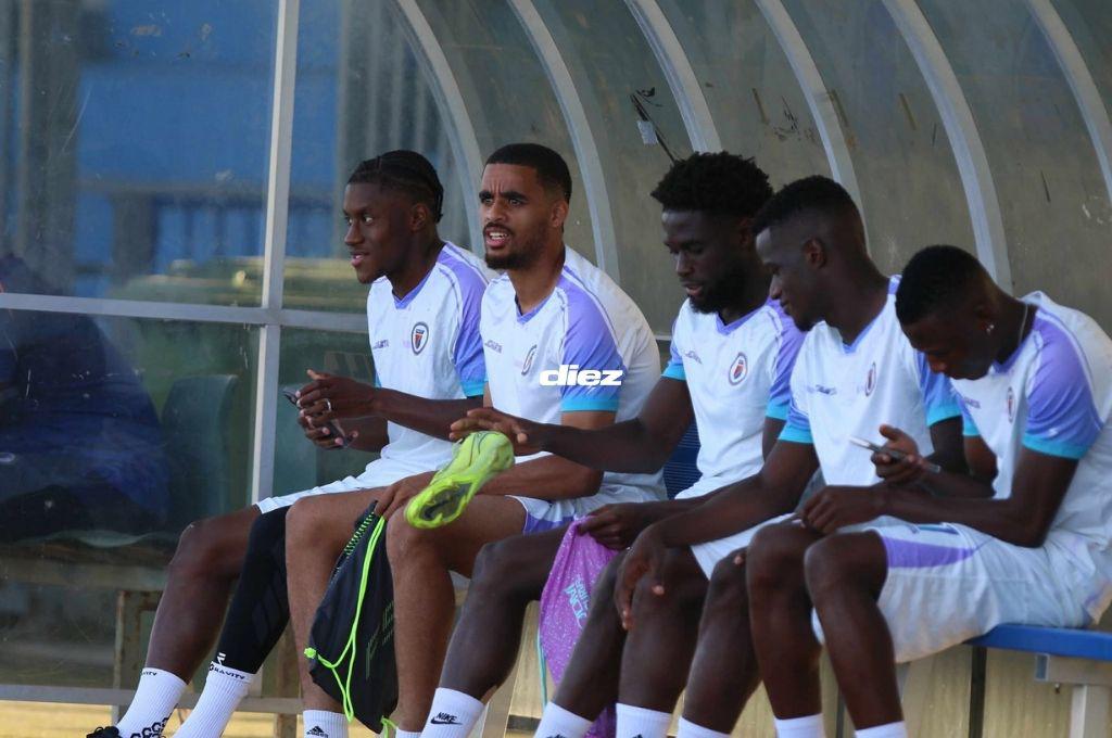 Engramillado, temperatura y rodeado de sus figuras: el entreno de Haití en el estadio Ergilio Hato de Curazao