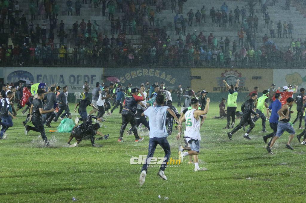 ¡Locura total! Invasión de aficionados y tristeza de Lone: Así celebró el ascenso a Liga Nacional el Olancho FC