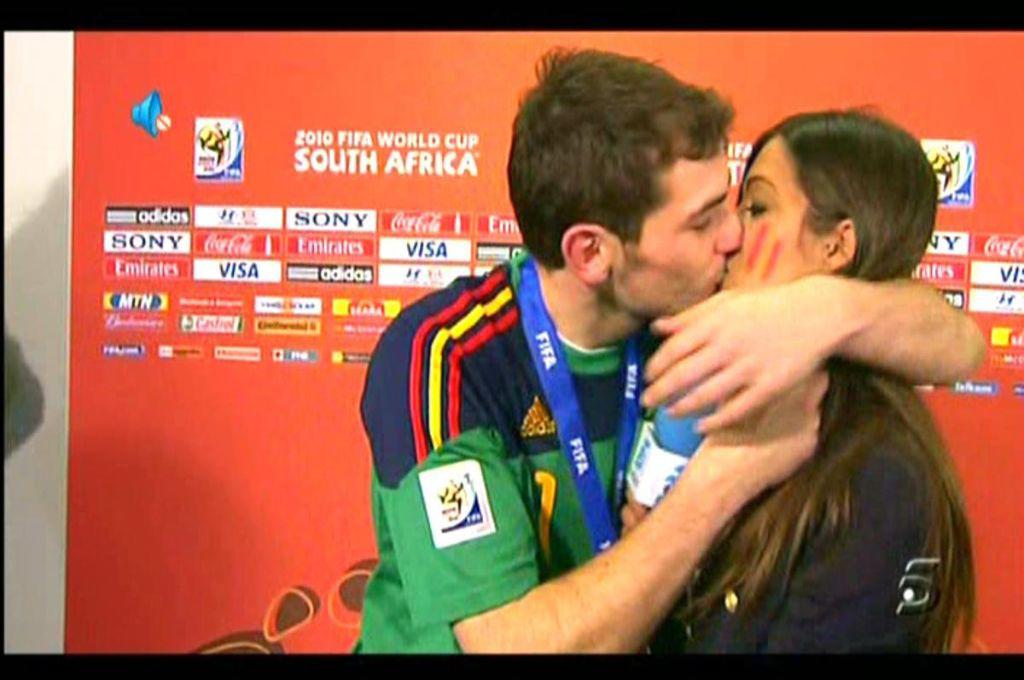 Luis Rubiales cometió “agresión sexual” en festejos de España: el beso con una jugadora y su polémica celebración a la par de la reina