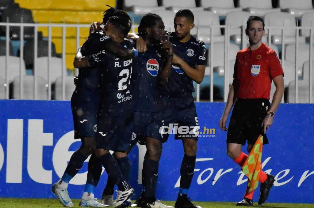 Polémico festejo de Yeison y su beso con una periodista; la fila de novias de los jugadores del Motagua y ¿hay nuevo pistolero?
