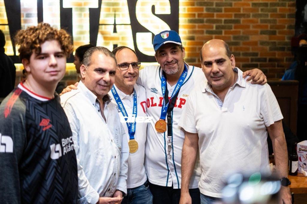¡Abrazo de campeón y la figura presente! Así fue la celebración íntima de la directiva y jugadores tras la conquista de la copa 40