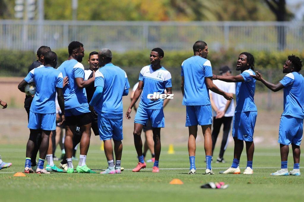 Selección de Honduras recibe visita de lujo, sonrisas y Rueda define su 11 titular; así fue el último entreno previo a enfrentar a México