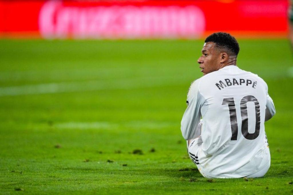 Real Madrid se hartó de Mbappé: está lesionado y se fue de vacaciones con Ester Expósito; Esto es vergonzoso
