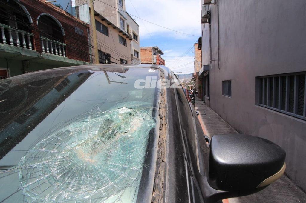 Carros destruidos, piedras y testimonios; así lucen las calles tras batalla entre aficionados de Motagua y Olimpia