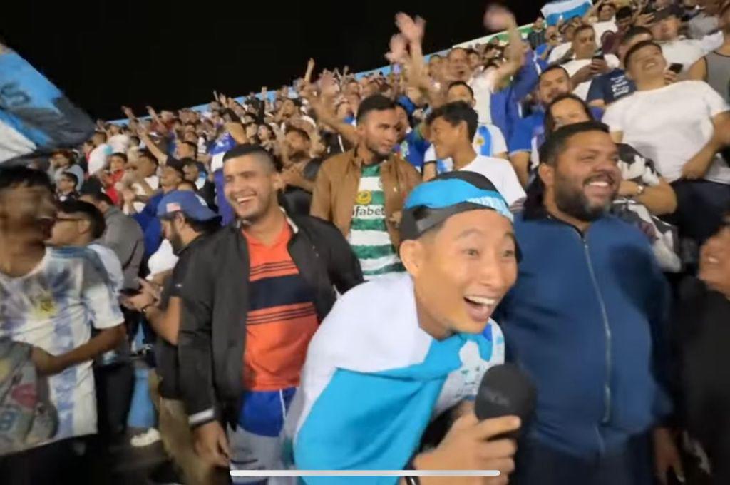 ¡Besó el escudo! Shin Fujiyama estalló de la locura en el triunfo de Honduras vs México: el mensaje a Choco y ¿le gustó la cerveza?