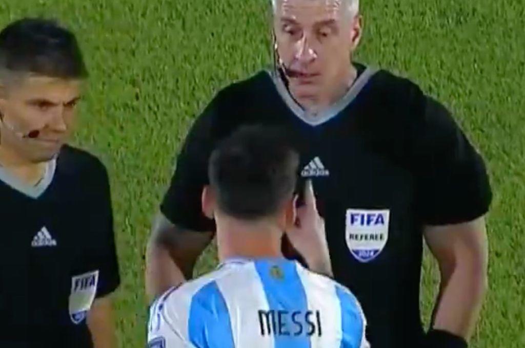Messi insultó al árbitro en la caída ante Paraguay, Scaloni lo respaldó con un “caradura” y el golazo de chilena de Sanabria