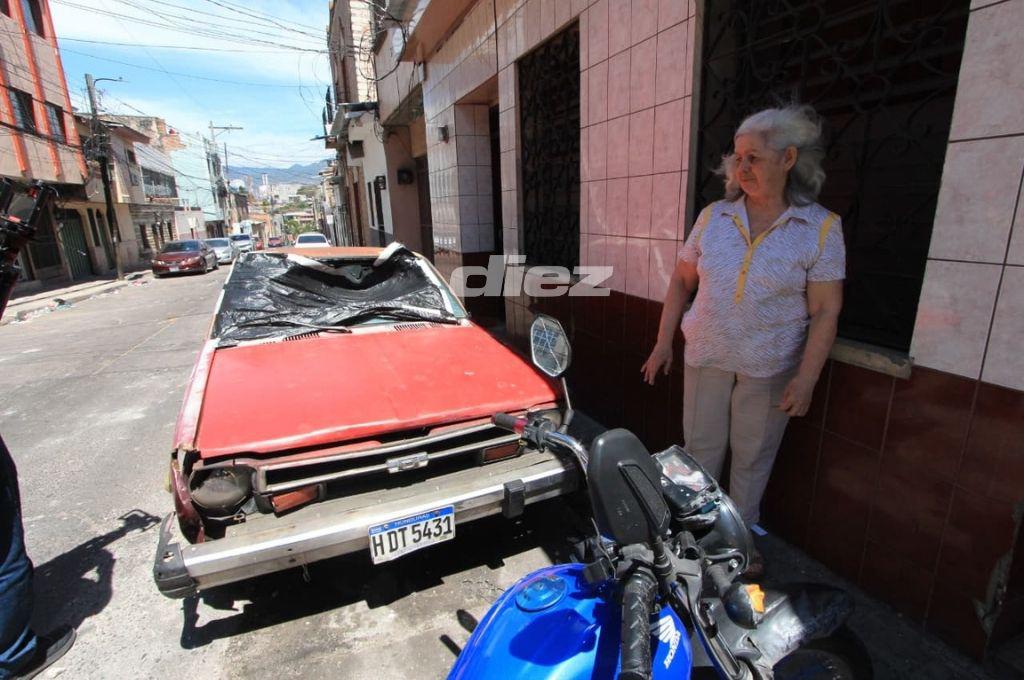 Carros destruidos, piedras y testimonios; así lucen las calles tras batalla entre aficionados de Motagua y Olimpia