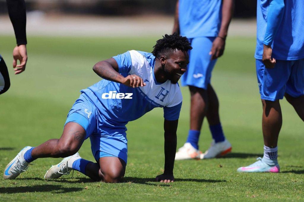 Selección de Honduras recibe visita de lujo, sonrisas y Rueda define su 11 titular; así fue el último entreno previo a enfrentar a México