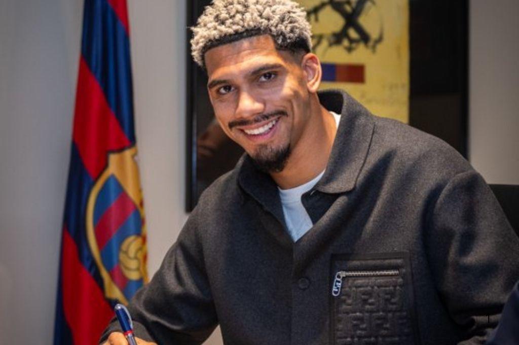 Araujo renovó con el Barcelona, pero esa ‘no’ fue la mejor noticia: la sorpresa del charrúa de la que todo mundo habla en redes