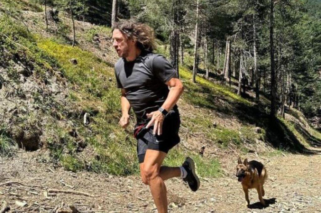 ¡Intacto y como una roca! El impresionante físico de Carles Puyol a sus 45 años: su hermosa esposa y ¿Qué deporte práctica?