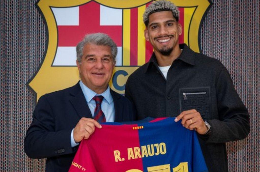 Araujo renovó con el Barcelona, pero esa ‘no’ fue la mejor noticia: la sorpresa del charrúa de la que todo mundo habla en redes