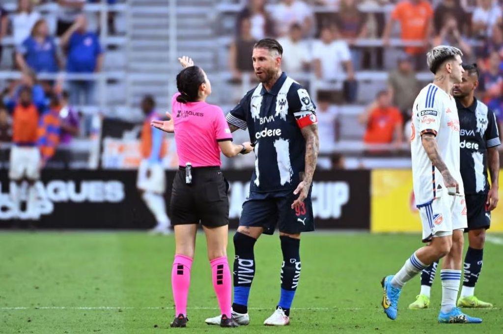 Árbitra que le dirigió a Honduras recibe amenazas a muerte y la FIFA sale al paso en respaldo de Katia García, la silbante mexicana