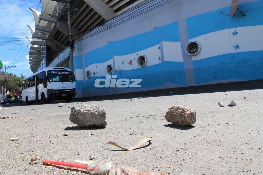 Carros destruidos, piedras y testimonios; así lucen las calles tras batalla entre aficionados de Motagua y Olimpia