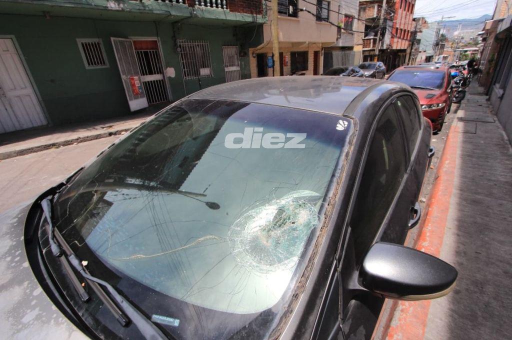 Carros destruidos, piedras y testimonios; así lucen las calles tras batalla entre aficionados de Motagua y Olimpia