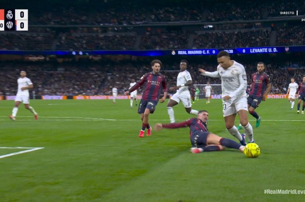 El robo del Real Madrid al Levante, jugador llora por los pitidos y Kervin Arriaga fue castigado en el Bernabéu