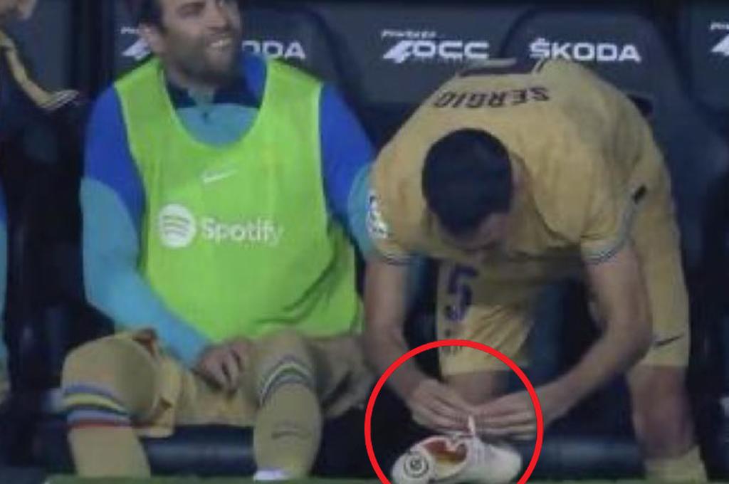 La imagen de Piqué y Busquets en el banquillo que causó indignación en los aficionados del Barcelona: ‘‘Vergonzoso’’